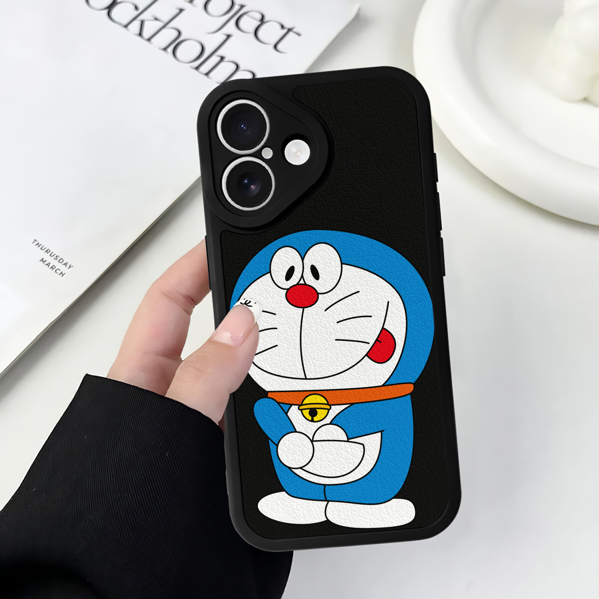 （画像用） ドラえもん Doraemon 【iPhone 16シリーズ対応】シリコンスマホケース（レザー調） 材質：シリコン